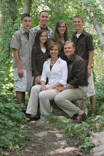 senior group photos | Group picture poses, Group photo poses, Group  photography poses